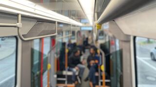 Unbequeme Holzsitze und zu wenig Haltegriffe? Die neuen Mannheimer Straßenbahnen werden oft kritisiert. Mittlerweile rollen immer mehr der neuen Züge.