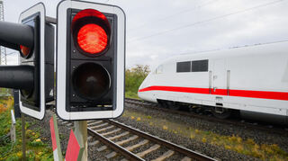 Nach wochenlanger Sperrung soll die Bahnstrecke Mannheim-Stuttgart wieder frei sein (Symbolbild).