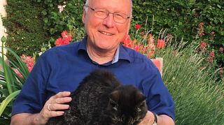 Gerhard Weber mit Katze Mimi auf seiner Terrasse.