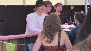 Drei Mitglieder der Band Zartmann bei der Fan-Betreuung vor ihrem Headliner-Auftritt im Palastzelt.