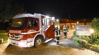 In der Nacht auf Sonntag: Ungewöhnlicher Einsatz für die Feuerwehr am Freizeitbad in Neckarhausen.