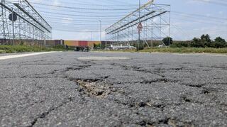Schäden an der Feudenheimer Straße in Ilvesheim, im Hintergrund ist die Brücke der Autobahn 6 zu sehen, die Ilvesheim und den Mannheimer Stadtteil Feudenheim voneinander trennt.