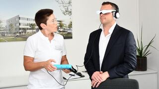Christiane Serf zeigt Sponsor Steffen Kuhnert die Funktionen der HappyMed Videobrille.
