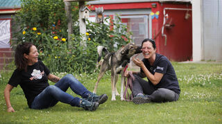 Nicole Dalesio (l.) und Nicole Tomera mit Mischlingshund Ku Xiyaxiya.