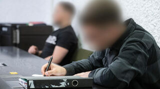 Ein junger Mann geht in Stuttgart vor Gericht, weil er dutzende Bombendrohungen an Universitäten, Schulen und Behörden in Deutschland verschickt haben soll (Symbolbild).