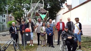 Der Bildungsrundgang der Partei Die Linke Neckarstadt-West führt auch vorbei am Spielplatz Fröhlichstraße.