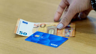 Asylbewerberinnen und Asylbewerber sollen mit der Bezahlkarte künftig pro Monat nur noch 50 Euro Bargeld abheben können.