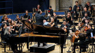 Die Welt-Pianistin Martha Argerich spielt gemeinsam mit den Mannheimer Philharmonikern.