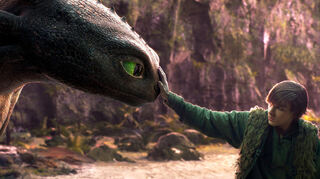 Mason Thames als Hiccup mit dem Drachen Ohnezahn in „Drachenzähmen leicht gemacht“. Der Film kommt am 12. Juni 2025 in die deutschen Kinos.