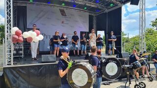Pauken und Trompeten beim Sommerfest von "Pflege im Quadrat" im Mannheimer Stadtteil Schönau. Panajotis Neuert (mit Mikrofon) bei der Eröffnung im vergangenen Jahr.