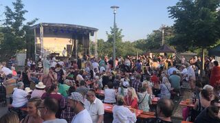 Hochbetrieb beim Sommerfest von Pflege im Quadrat (Aufnahme vom vergangenen Jahr).