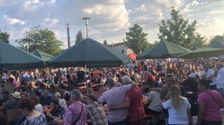 Unter den grünen Sonnenschirmen lässt sich's gemütlich feiern.