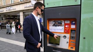 Patrik Aniszewski von der RNV zeigt, wie ein Automat an der Mannheimer Haltestelle „Strohmarkt“ durch einen Sehbehinderten bedient werden kann.
