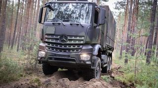 Der Mercedes-Benz Arocs ist für Einsätze abseits asphaltierter Straßen konzipiert.