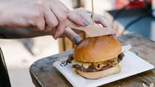 Auch saftige Burger können die Besucherinnen und Besucher in Mannheim verspeisen.
