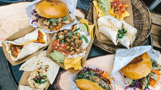 Zahlreiche verschiedene Spezialitäten aus aller Welt bietet das Street Food Festival auf Franklin.
