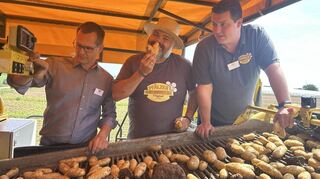 Hartmut Magin (v.l), Monji El Bejin und Frank Gleich präsentieren den Kartoffelvollernter.
