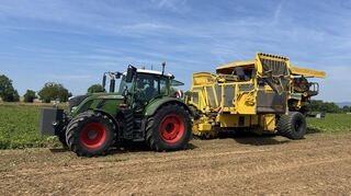Mit so einem Vollernter ernten die Landwirte die Pfälzer Grumbeere.