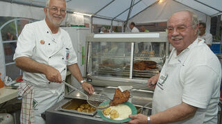 Die Mitglieder der Spargelrunde kochen normalerweise beim Spargelfest. Unser Bild zeigt Volker Degenhardt (v.l.) und Wilfried Neudecker2023.