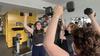 Nane (28, links) und Sonja Junghans (Mitte) beim Krafttraining in der Praxis „Theraktiv“ in Heidelberg. Hier kämpfen sich vier junge Frauen nach einer Krebserkrankung in den Alltag zurück.