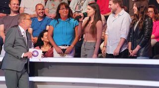 Günther Jauch im Gespräch mit den Lockvögeln - den Töchtern der Kandidatin.