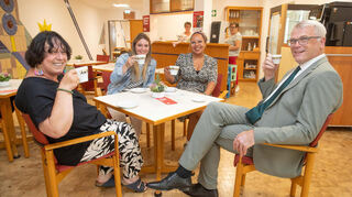 Die Cafeteria im Caritas-Altenheim in Bürstadt ist wieder offen: Darüber freuen sich Birgit Mascetta, Melanie Hagedorn, Letisha Junker und Winfried Hoffmann (v.l.).