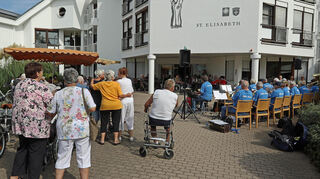 Besucher sind willkommen: Hier erfreut die Oldies Band mit ihrer Musik die Bewohner des Altenheims St. Elisabeth.