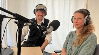 Die „68 Grad“-Hosts Martin Geiger und Tatjana Junker bei einer Studioaufnahme.
