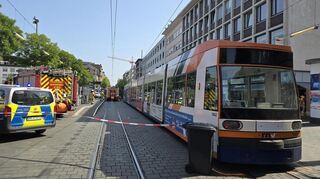 Straßenbahn erfasst Person am Marktplatz. Die Feuerwehr befreite die eingeklemmte Person.