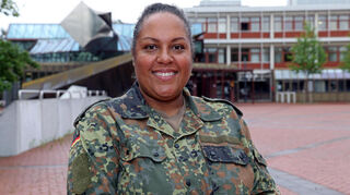 Halbamerikanerin und gerne deutsche Soldatin: Oberstabsfeldwebel Sonja vor dem Bildungszentrum der Bundeswehr in Neuostheim ist am Sonntag in Berlin bei der zentralen Veranstaltung zum Veteranentag dabei.