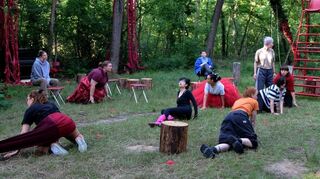 Im Wald, da sind die Räuber, halli, hallo: Spielerinnen des Mannheimer Stadtensembles bei den Proben zum Schillertage-Auftragswerk „Mannheimer Räuber*innen“ im Käfertaler Wald.