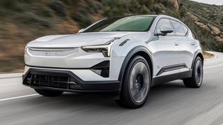 Um den Verbrauch zu reduzieren, sind in die Motorhaube sowie im Heckspoiler des Polestar 3 Aero Wings integriert.