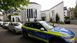 Ein Polizeiwagen steht im Mai 2024 vor der Neuen Synagoge in Heidelberg.