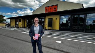Schauspielintendant Christian Holtzhauer vor dem Alten Kino Franklin, Festivalzentrum der Internationalen Schillertage Mannheim