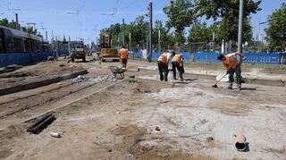 Auf der rnv-Baustelle am Alten Meßplatz strahlen Asphalt und Metall große Hitze ab.