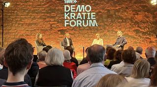 Auch im Jahr 2024 wurde bei den Südwestdeutschen Medientagen abends auf dem Hambacher Schloss intensiv diskutiert.