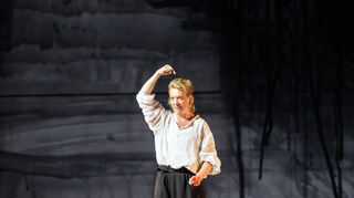 Ersetzt allein ein Ensemble: Lina Beckmann in „Laios".
