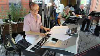 Hinter der Mehrgenerationen-Band Faltenrock steht ein gemeinnütziger Verein mit Pianist Helmut Lambert als Erster Vorsitzender.