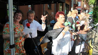 Der Chor der Cover-Rock-Gruppe Faltenrock war gut bei Stimme.