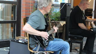 Das pfälzische Geburtstagskind Bernd Linkenbach an der E-Gitarre feierte seinen 73. mit dem Auftritt der Rockband Half of Ten.