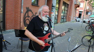 Sänger und Gitarrist Dieter Keller von der Rockband Half of Ten.
