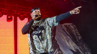 Als Rapper nicht nur körperlich eine Urgewalt: OG Keemo bei seinem Süd:Süd Fest auf dem Mannheimer Maimarktgelände.