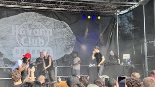 Rapper Lelosa (links) war der Secret Act auf der Open-Air-Bühne.