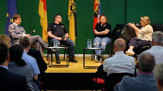 Podiumsgespräch: v.l. Andreas Gabriel, Simon Kemski, Jenny Laurent und Chatherine Lisa Schleicher bei der Debatte über Wertschätzung für Soldaten in der Gesellschaft.