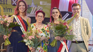 Eröffnen das Lampertheimer Spargelfest: die bisherige Regentin Julia II. (v.l.), Jubilarin Karin I., die neue Spargelkönigin Nadine III. und Erster Stadtrat Marius Schmidt.