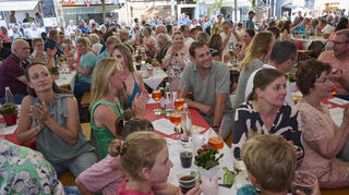 Trotz hoher Temperaturen genießen die Besucher das Programm im Festzelt.