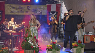 Die Formation The Groove Generation aus Bürstadt heizt den Festgästen ein.