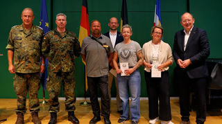 Verleihung der Coins durch den Bund deutscher Einsatzveteranen: v. l. Rudi Joho, Nico Zaharanski, Gerd Josef Bopp, Georg Hellmuth, Natascha Hübschmann, Catherine Lisa Schleicher und Ob Specht