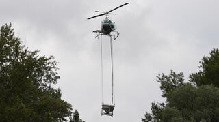 In Au am Rhein ist ein Hubschrauber im Einsatz, um mit einem biologischen Mittel Stechmücken zu bekämpfen. Der Einsatz erfolgt durch die Kommunale Arbeitsgemeinschaft zur Bekämpfung der Schnakenplage (Kabs). (Archivfoto)