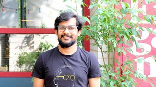 Regisseur und Autor Lakshman Kachanahalli Poojahanumaiah vorm Theaterhaus G7, wo sein Stück „Still I Choose to Love“ geprobt und Premiere feiern wird.